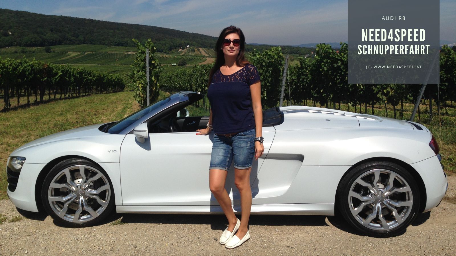 Audi R8 V10 Spyder seitlich mit Frau